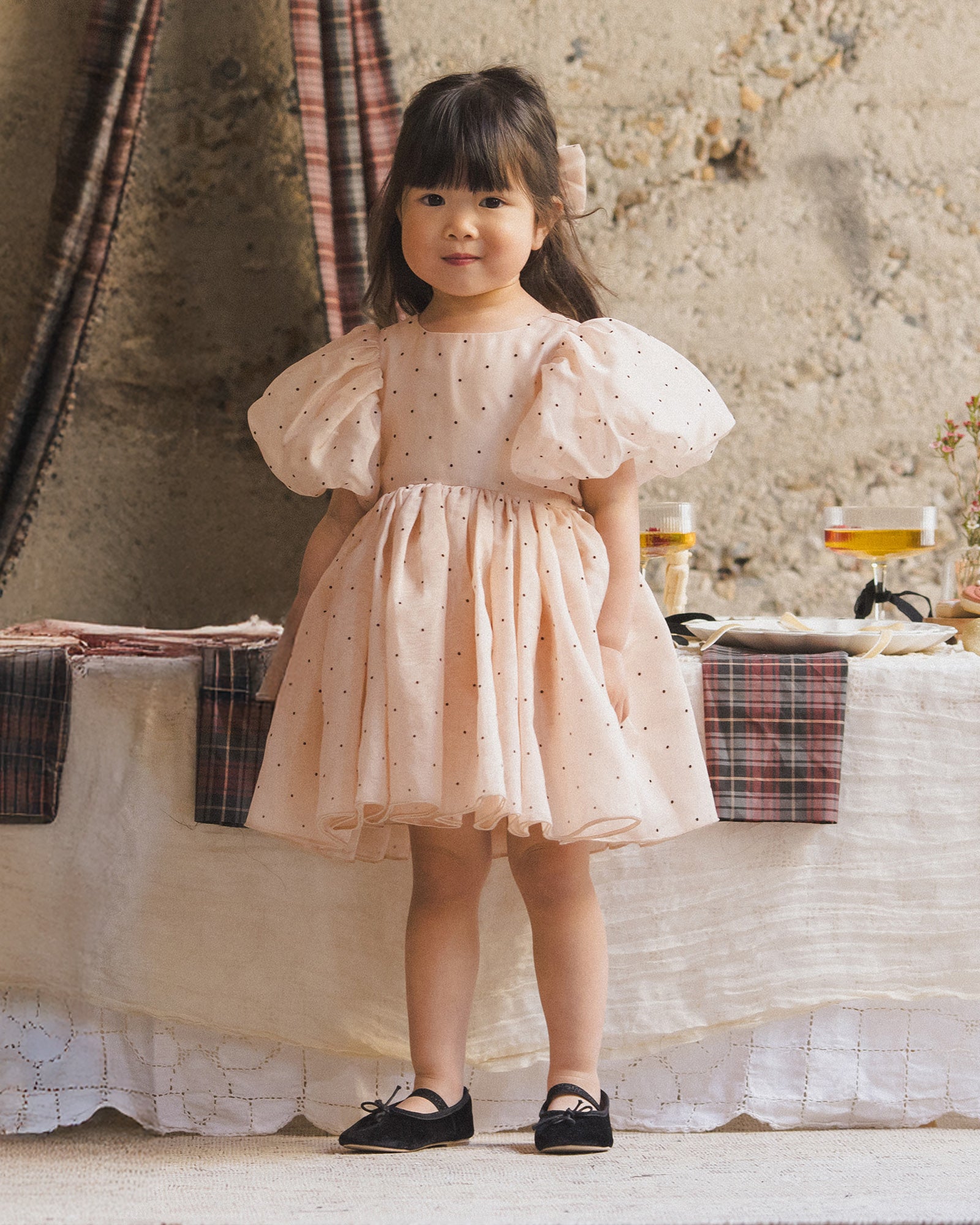 NORALEE(ノラリー)は一点物のヴィンテージドレスにインスパイアされたフォーマルなドレスラインの子供服のブランドです。2025年秋冬コレクションはこちら