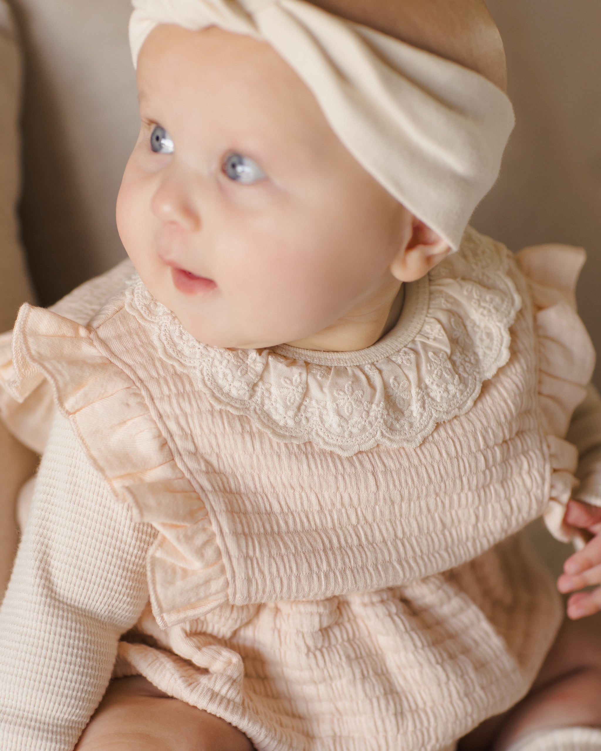 Rylee + Cru ライリーアンドクルー ベビー服 子供服  ラッフルカラーボディスーツ　ナチュラル