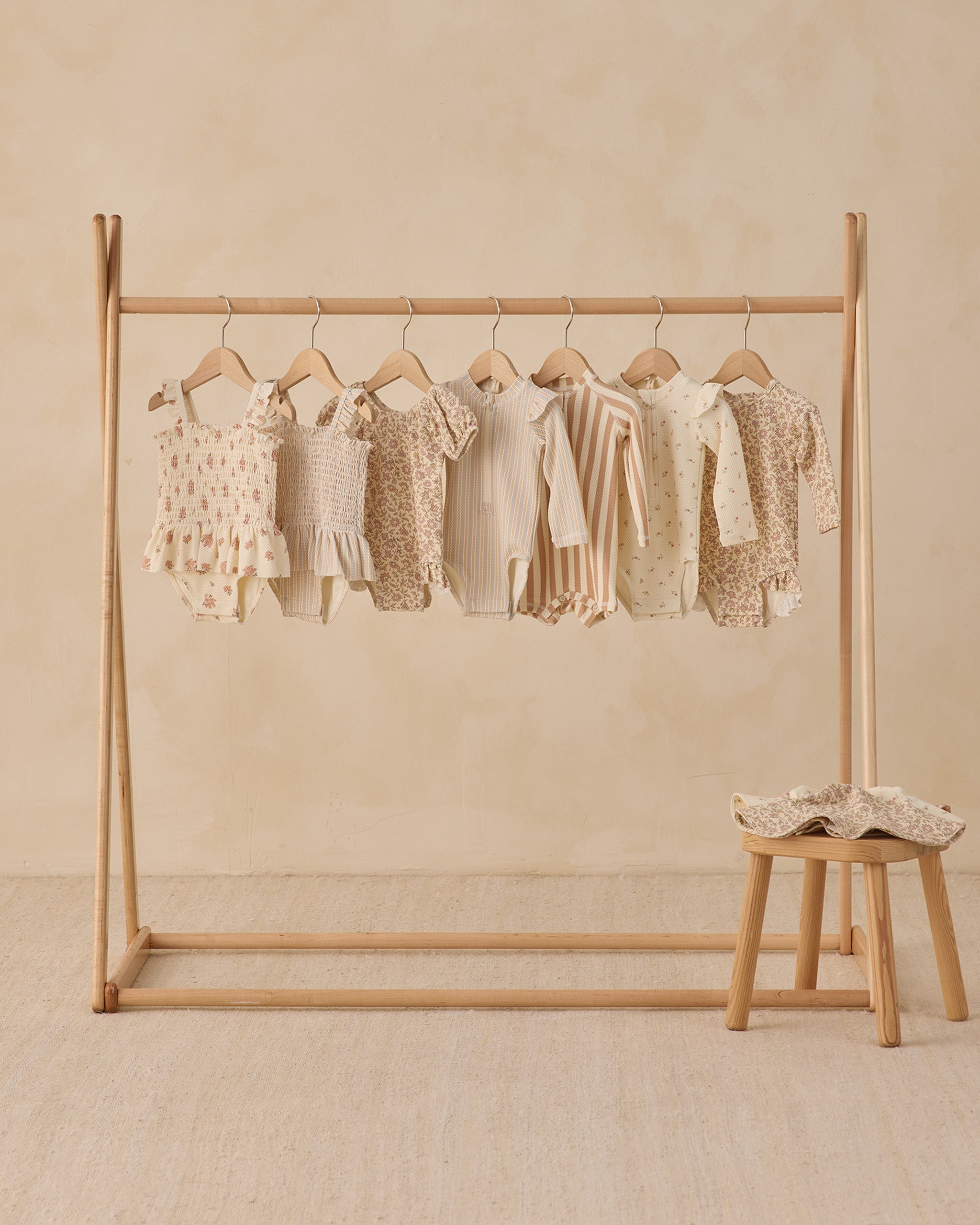 Rylee + Cru ライリーアンドクルー ベビー服 子供服 ロングスリーブワンピースラッシュガード　レトロラテストライプ