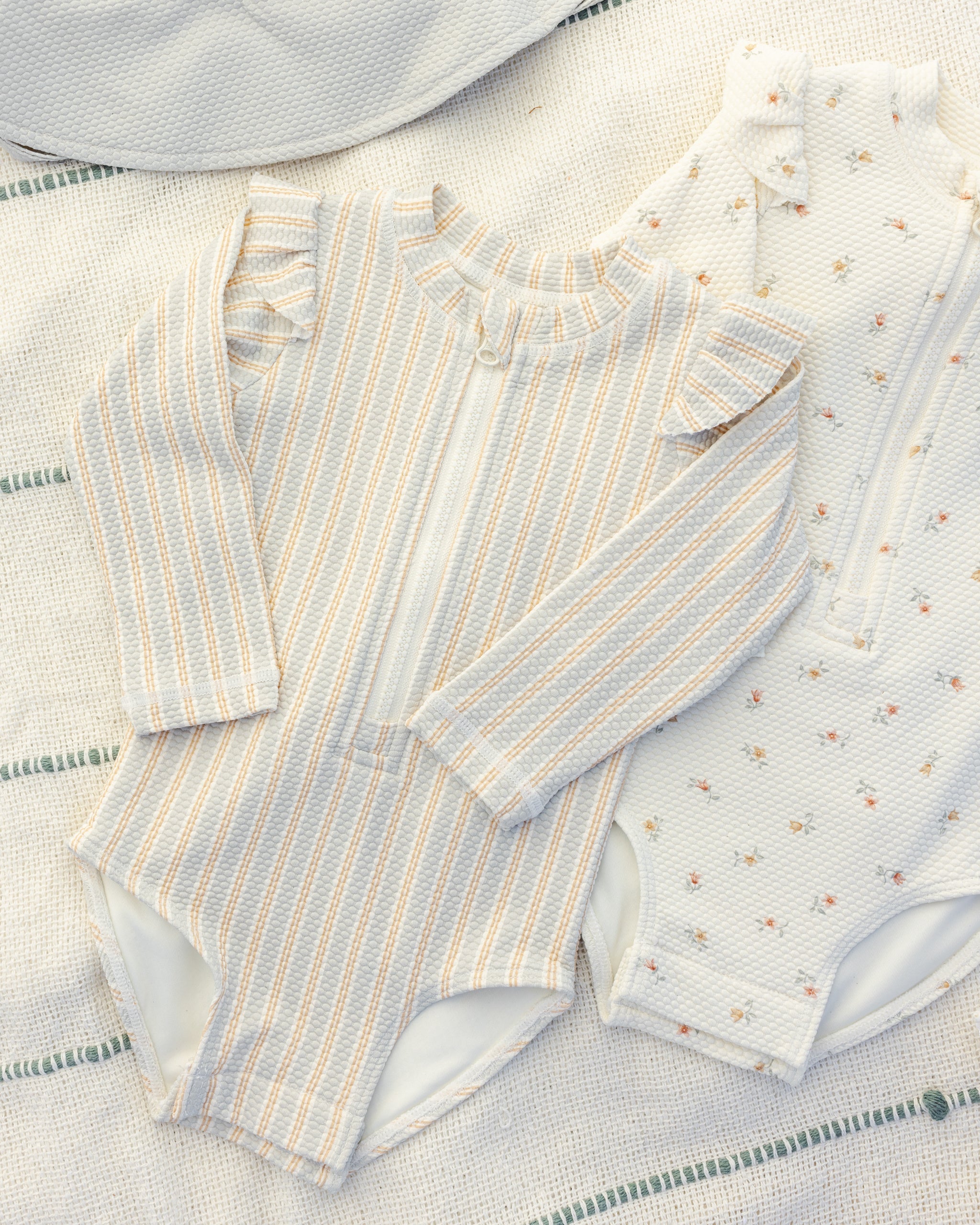 Rylee + Cru ライリーアンドクルー ベビー服 子供服 バイロン ラッシュガード ワンピース　ブルー + バタースコッチストライプ