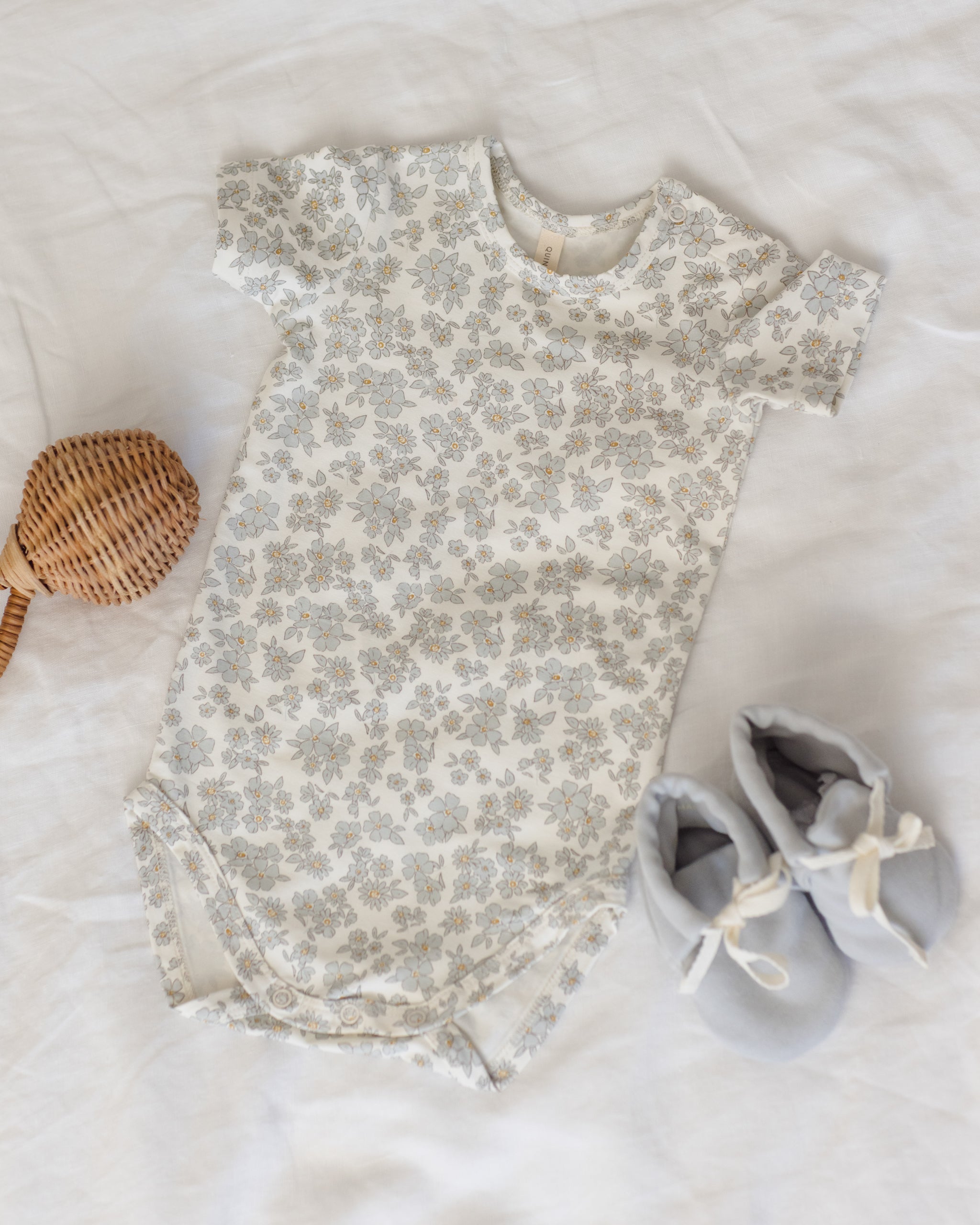 のりちゃんマントルピース　アンジュタイプ Bamboo Short Sleeve Bodysuit Blue Floral – Quincy Mae